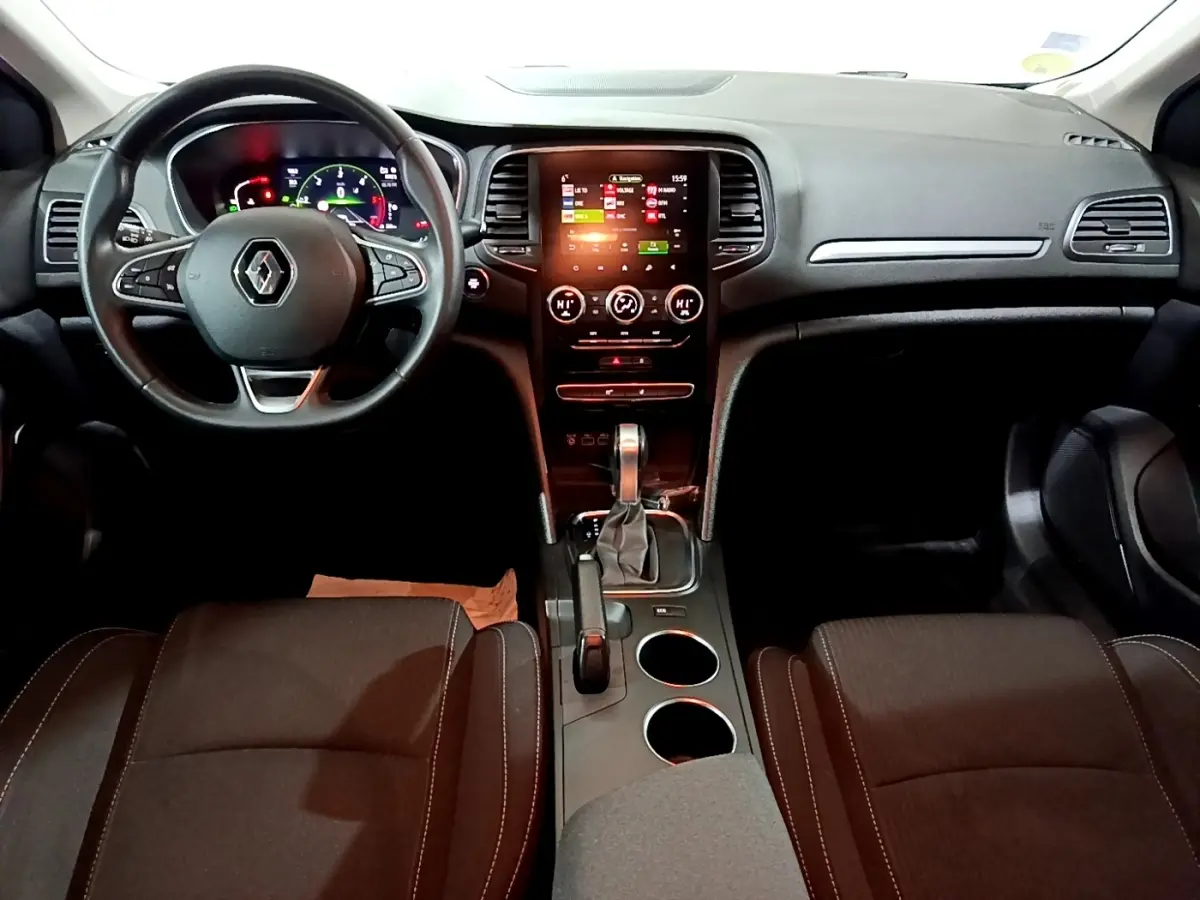 Vue intérieure avant de la Renault Mégane Business Blue dCi 115 EDC 2021, tableau de bord noir avec écran tactile central et volant multifonctions.