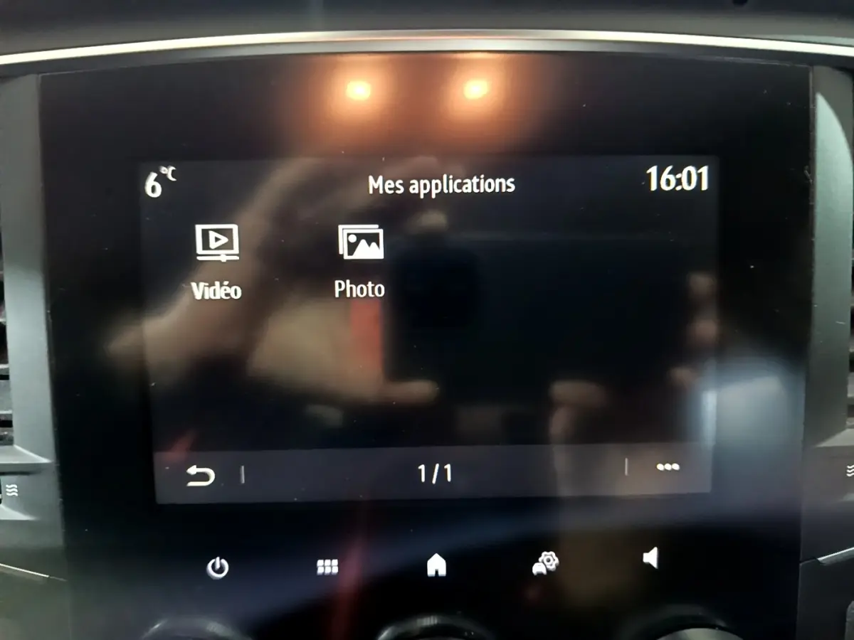Écran tactile central de la Renault Mégane Business Blue dCi 115 gris clair, affichant les applications vidéo et photo.