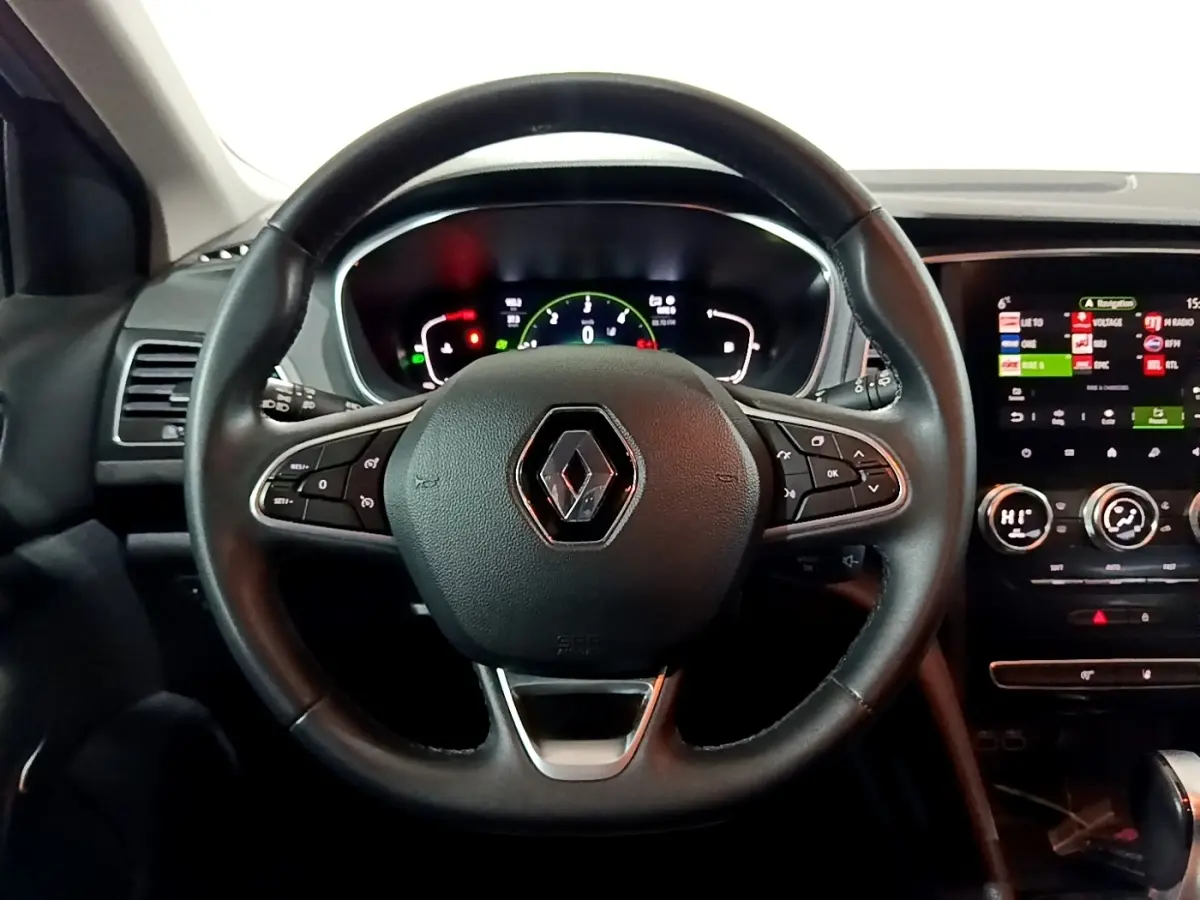 Vue centrée sur le volant multifonctions noir de la Renault Mégane Business Blue dCi 115 avec tableau de bord numérique et écran tactile.