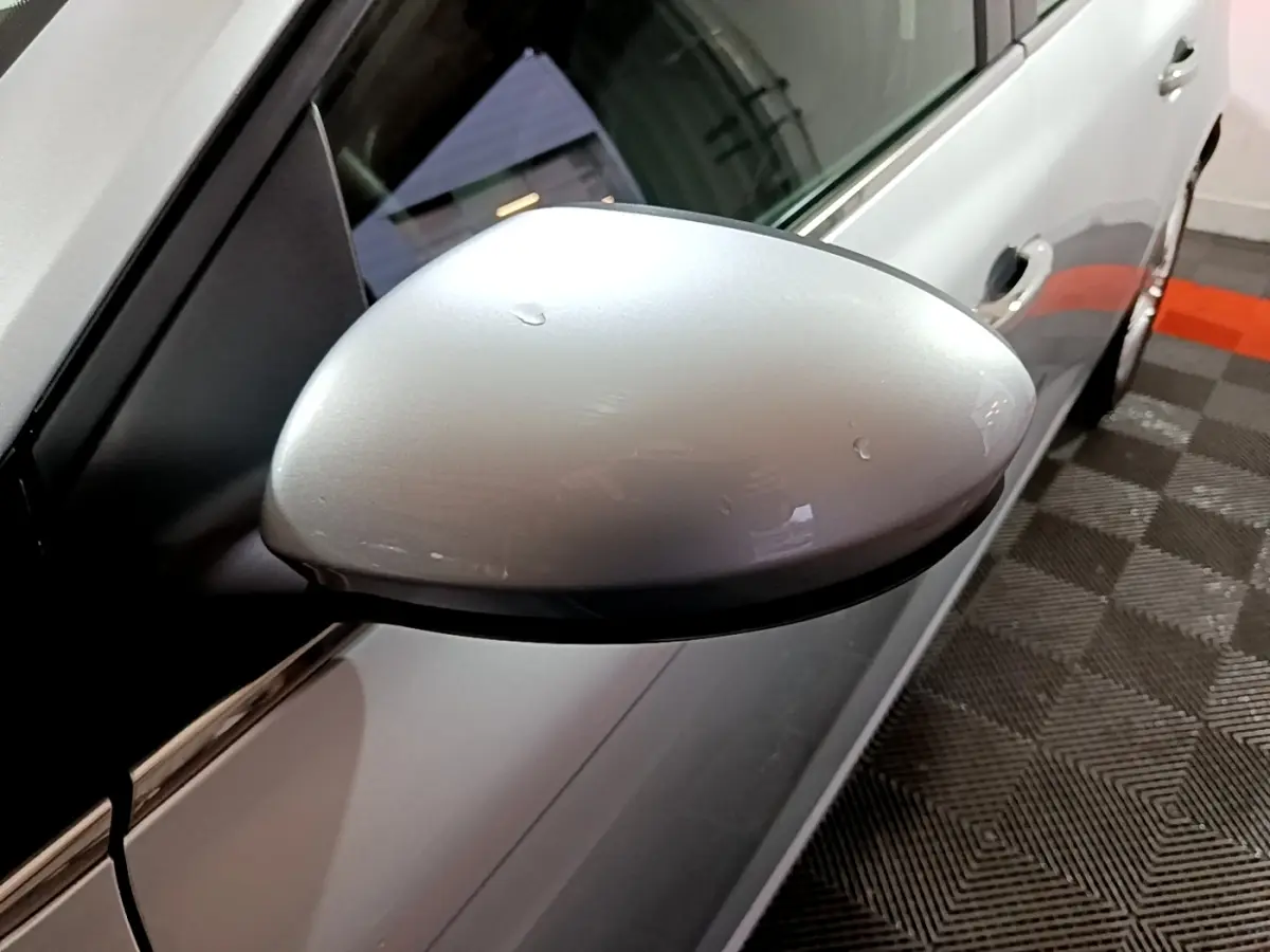 Rétroviseur côté gauche gris clair de la Renault Mégane Business Blue dCi 115 EDC 2021, vue rapprochée.