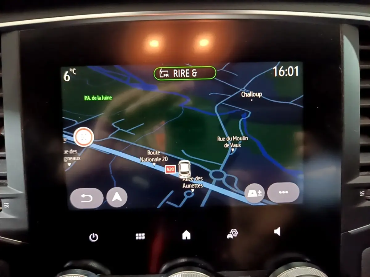 Écran tactile central de navigation 7 pouces de la Renault Mégane Business Blue dCi 115, affichage carte en couleur.