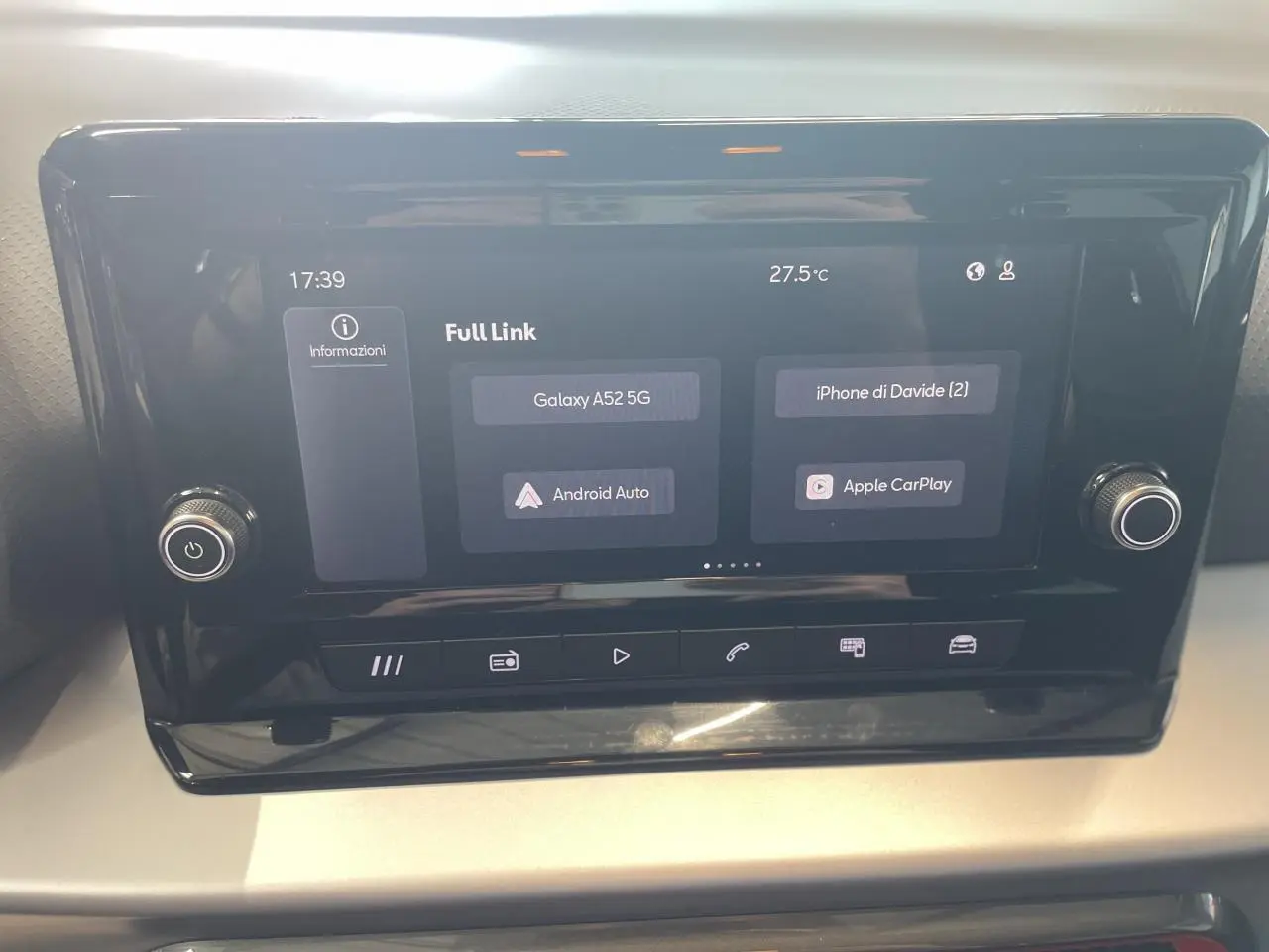 Écran tactile central du système MediaSystem+ du SEAT Arona 2024 affichant options Android Auto et Apple CarPlay.