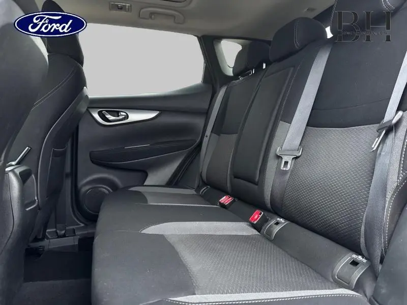 Vue intérieure côté droit sur la banquette arrière noire du Nissan Qashqai 2018 avec ceintures et appuie-têtes visibles