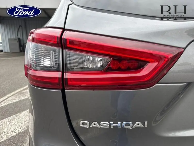 Gros plan sur le feu arrière droit gris Squale du Nissan Qashqai 2018 avec logo Qashqai visible sur la carrosserie.