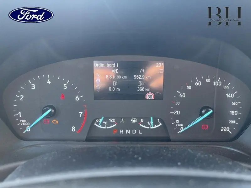 Tableau de bord de Ford Fiesta 2022 hybride, affichant compte-tours, vitesse, écran multifonction et levier de vitesses automatique.