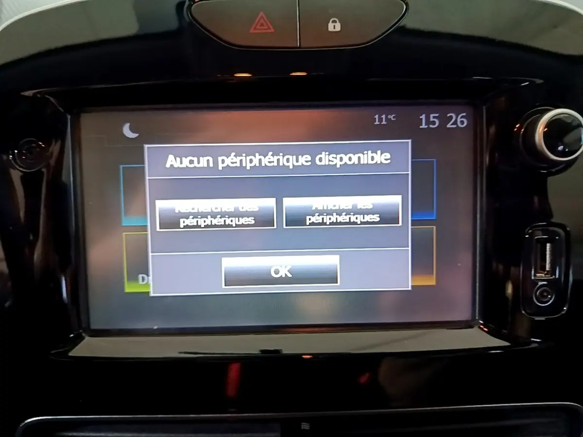 Gros plan sur l'écran tactile central de la Renault Clio Business gris clair de 2018 affichant "Aucun périphérique disponible".