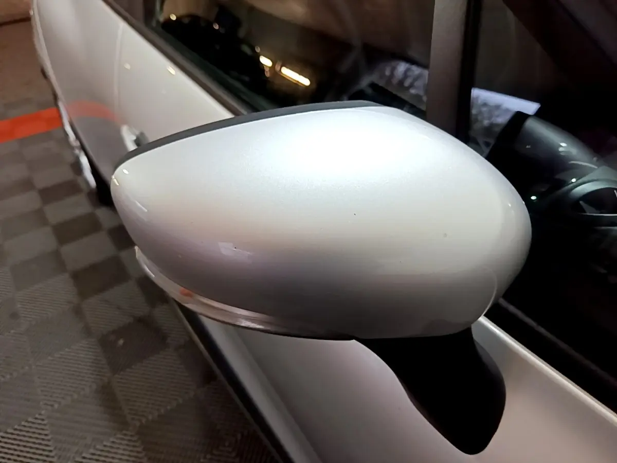 Rétroviseur côté droit gris clair de la Renault Clio Business dCi 90 EDC 2018 avec carrosserie visible en arrière-plan.