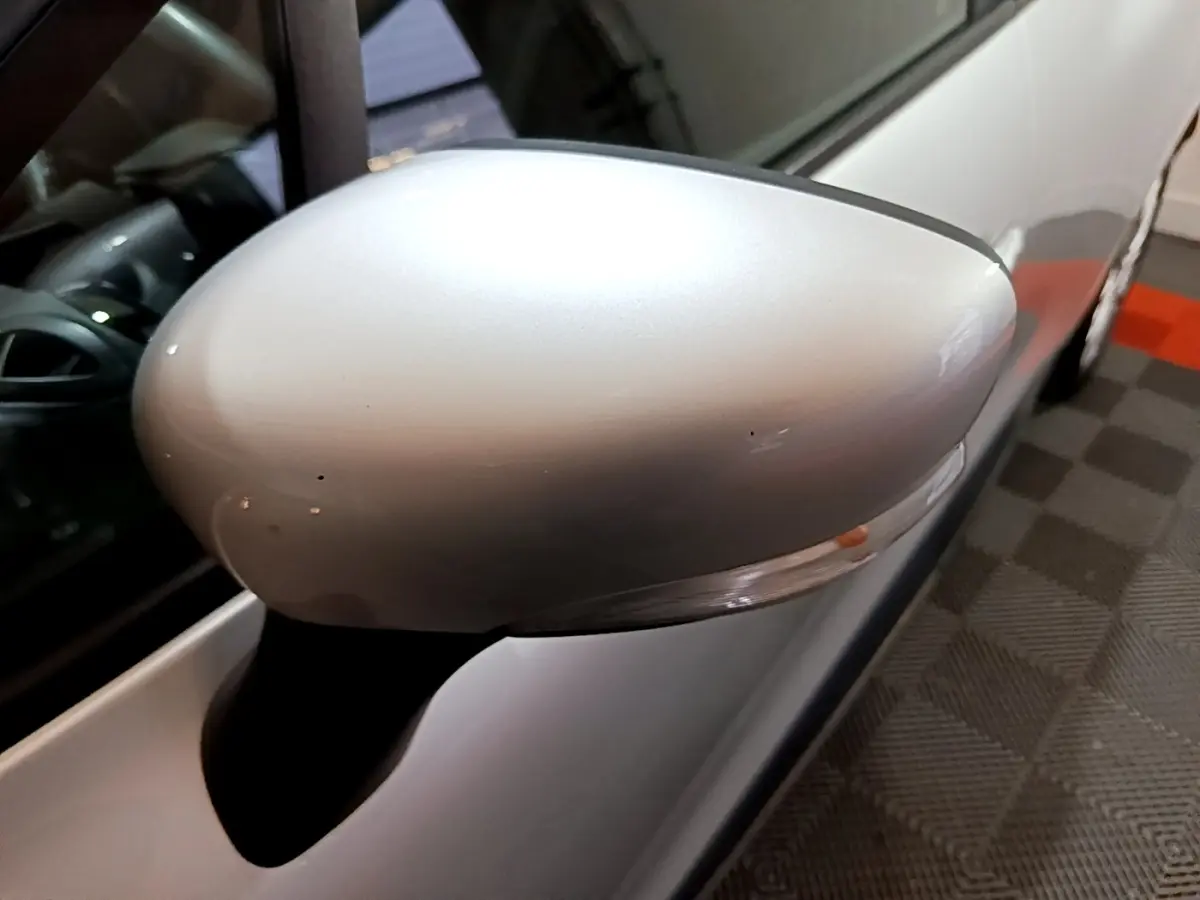 Rétroviseur droit gris clair de Renault Clio Business dCi 90 EDC 2018, vue rapprochée sur porte et intérieur partiel.