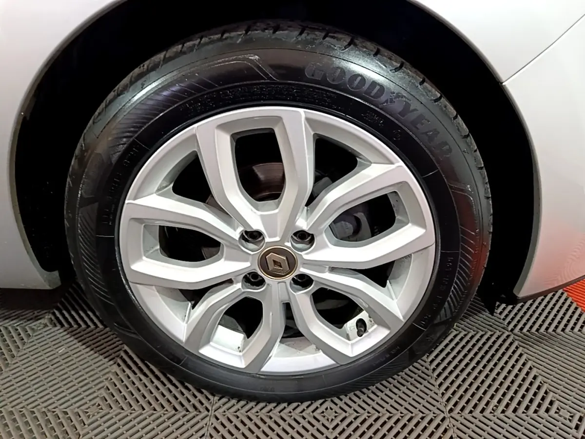 Gros plan sur la roue arrière droite d'une Renault Clio Business gris clair de 2018, avec jante noire.