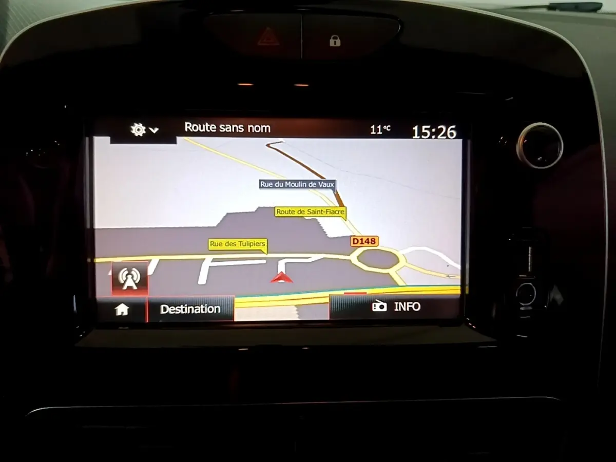 Écran tactile central du tableau de bord de la Renault Clio Business gris clair, affichant la navigation 3D.