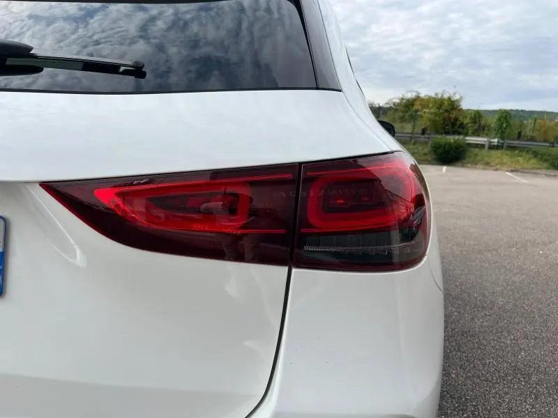 Feu arrière droit du Mercedes GLA 200 AMG Line blanc polaire, vue rapprochée sur le coffre et la lunette arrière.