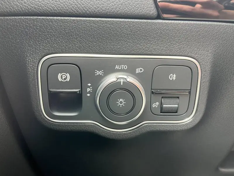 Gros plan sur le panneau de commandes d'éclairage intérieur noir du Mercedes GLA 200 AMG Line blanc polaire 2022