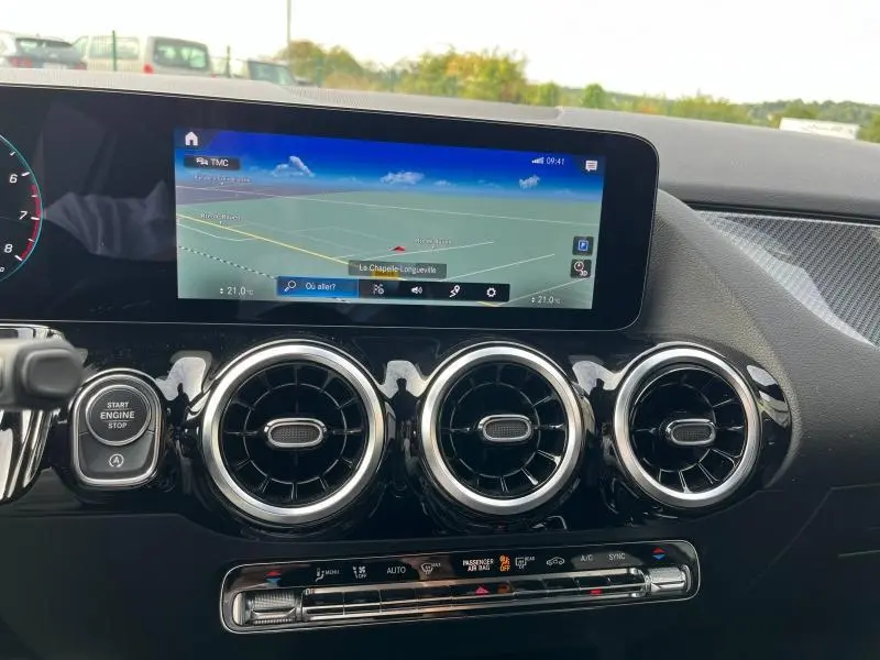 Tableau de bord du Mercedes GLA 200 AMG Line 2022 avec écran tactile GPS et aérateurs ronds chromés vue de face