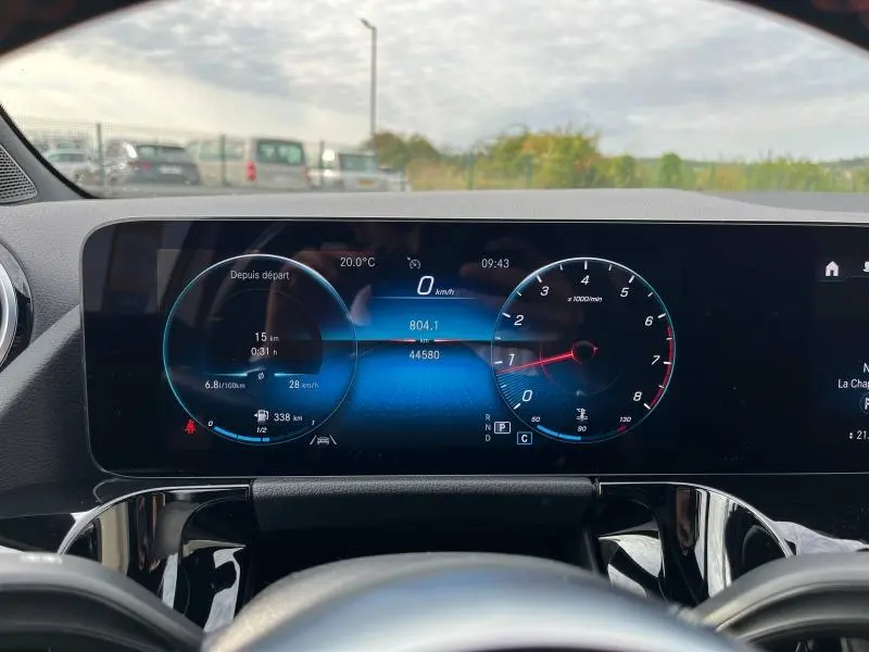 Tableau de bord numérique du Mercedes GLA 200 AMG Line 2022 affichant vitesse et compte-tours, vue intérieure avant.