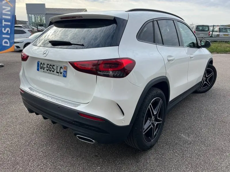 Mercedes GLA 200 AMG Line blanc polaire vu en 3/4 arrière droit avec jantes AMG noires et vitres teintées.
