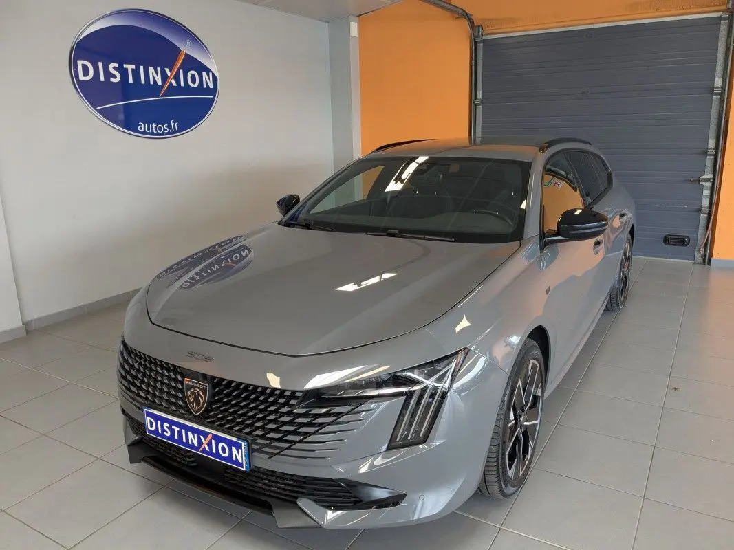 Peugeot 508 SW gris selenium vue 3/4 avant droit, avec calandre distinctive et jantes aluminium 18 pouces.
