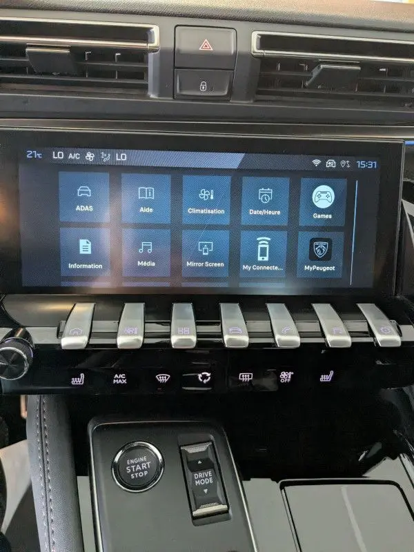 Vue rapprochée de l'écran tactile central et des commandes piano du tableau de bord du Peugeot 508 SW gris Selenium 2024.
