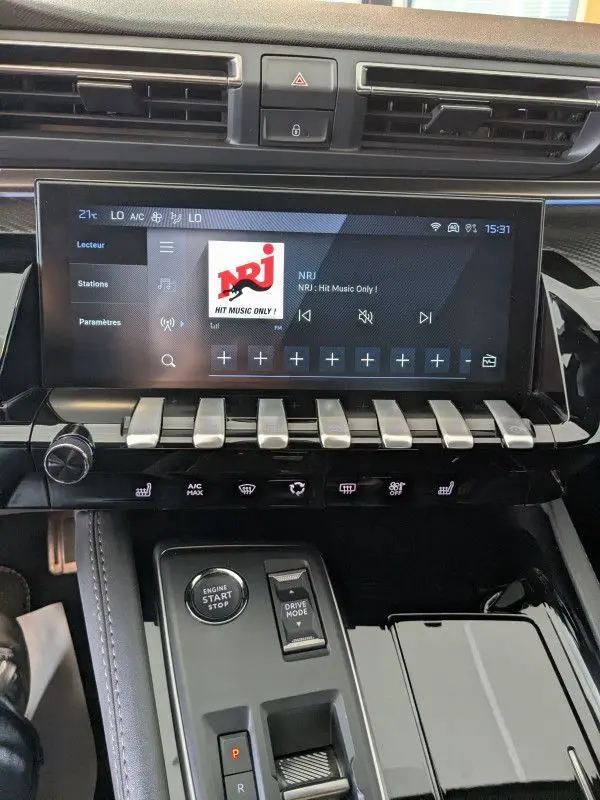 Vue rapprochée de la console centrale du Peugeot 508 SW gris Selenium 2024, avec écran tactile et commandes piano.