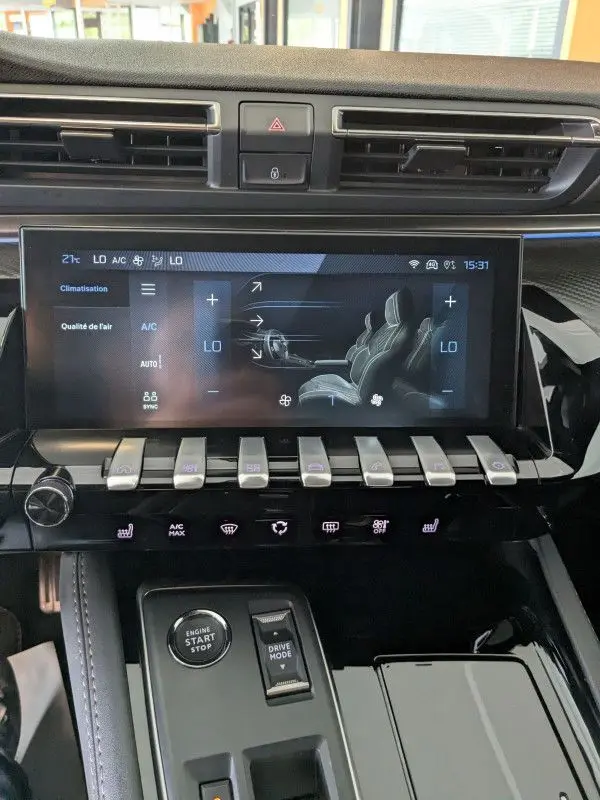 Vue rapprochée de la console centrale noire du Peugeot 508 SW 2024, écran tactile affichant la climatisation et commandes tactiles.