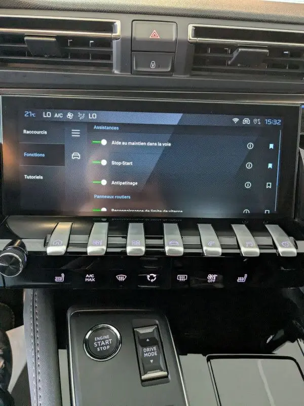 Vue rapprochée de la console centrale du Peugeot 508 SW gris Selenium 2024, avec écran tactile et commandes piano.