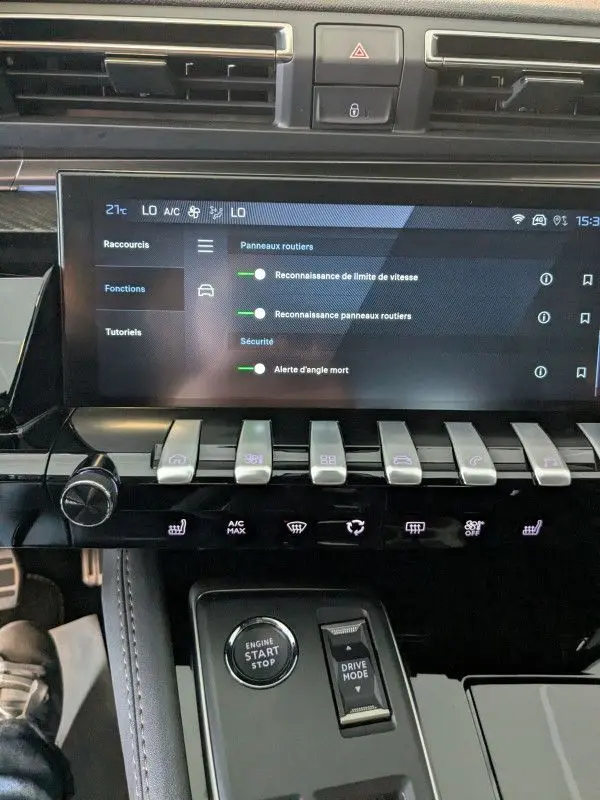 Vue rapprochée de la console centrale du Peugeot 508 SW gris Selenium 2024 avec écran tactile et commandes tactiles.