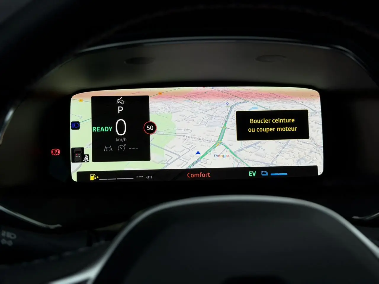 Vue rapprochée du tableau de bord numérique 10 pouces du Renault Captur Bleu Iron avec affichage GPS et alertes de sécurité.