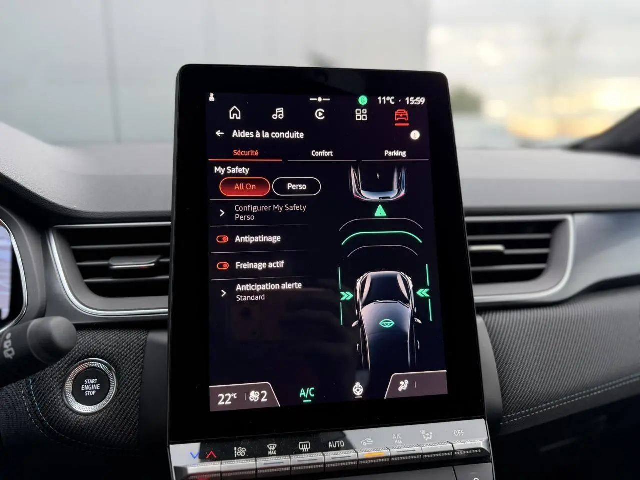Vue rapprochée de l’écran tactile central du Renault Captur Bleu Iron 2025 affichant les aides à la conduite.