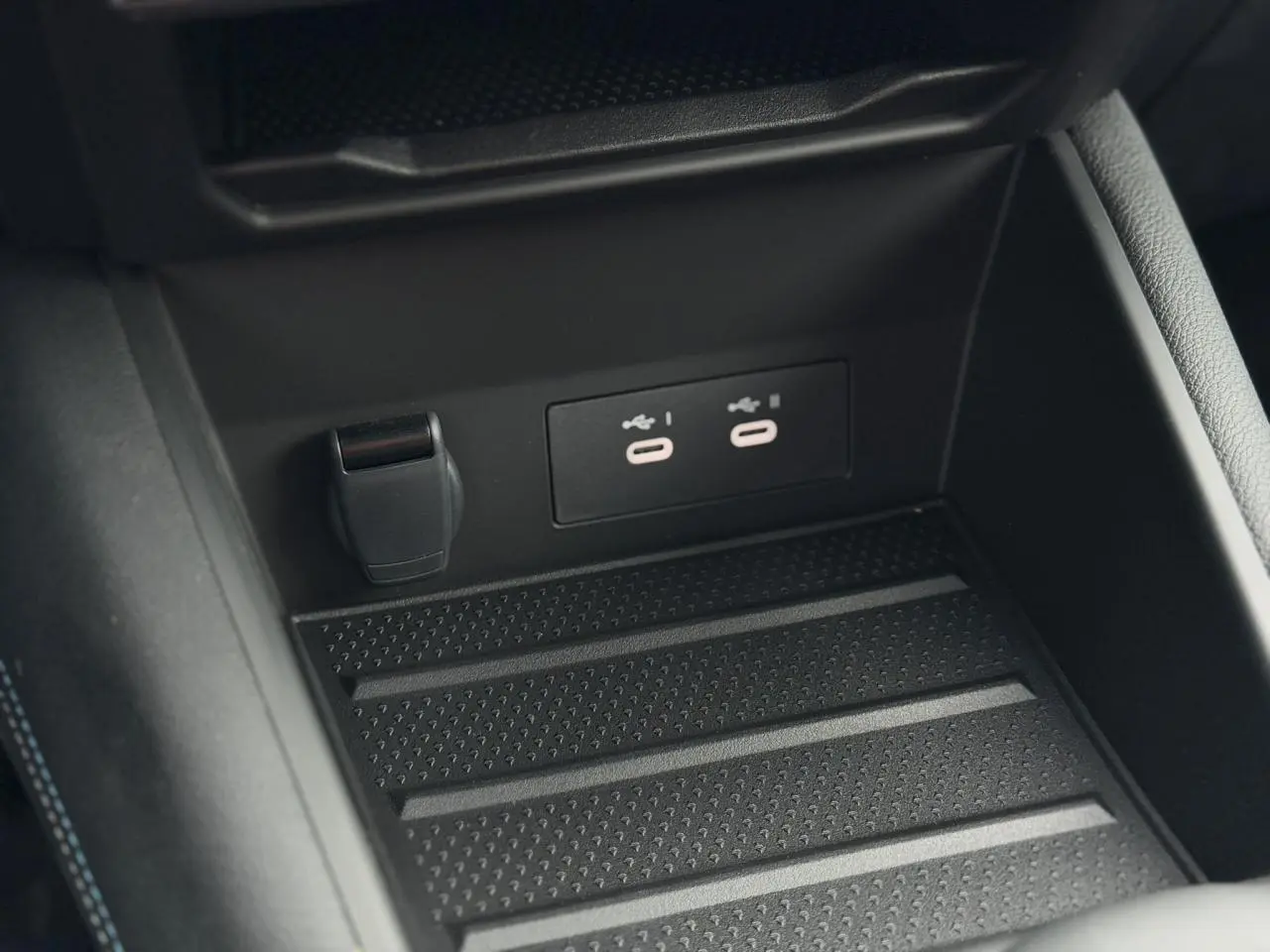 Gros plan sur la console centrale du Renault Captur Bleu Iron, montrant deux ports USB-C et une prise 12V.