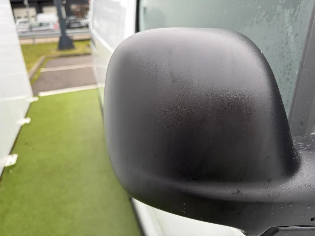 Rétroviseur noir en gros plan côté droit du Peugeot Expert Fourgon blanc Icy, vue latérale partielle.