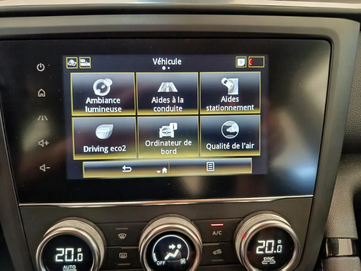 Écran tactile central du tableau de bord du Renault Kadjar Business 2022 affichant les aides à la conduite et climatisation digitale.