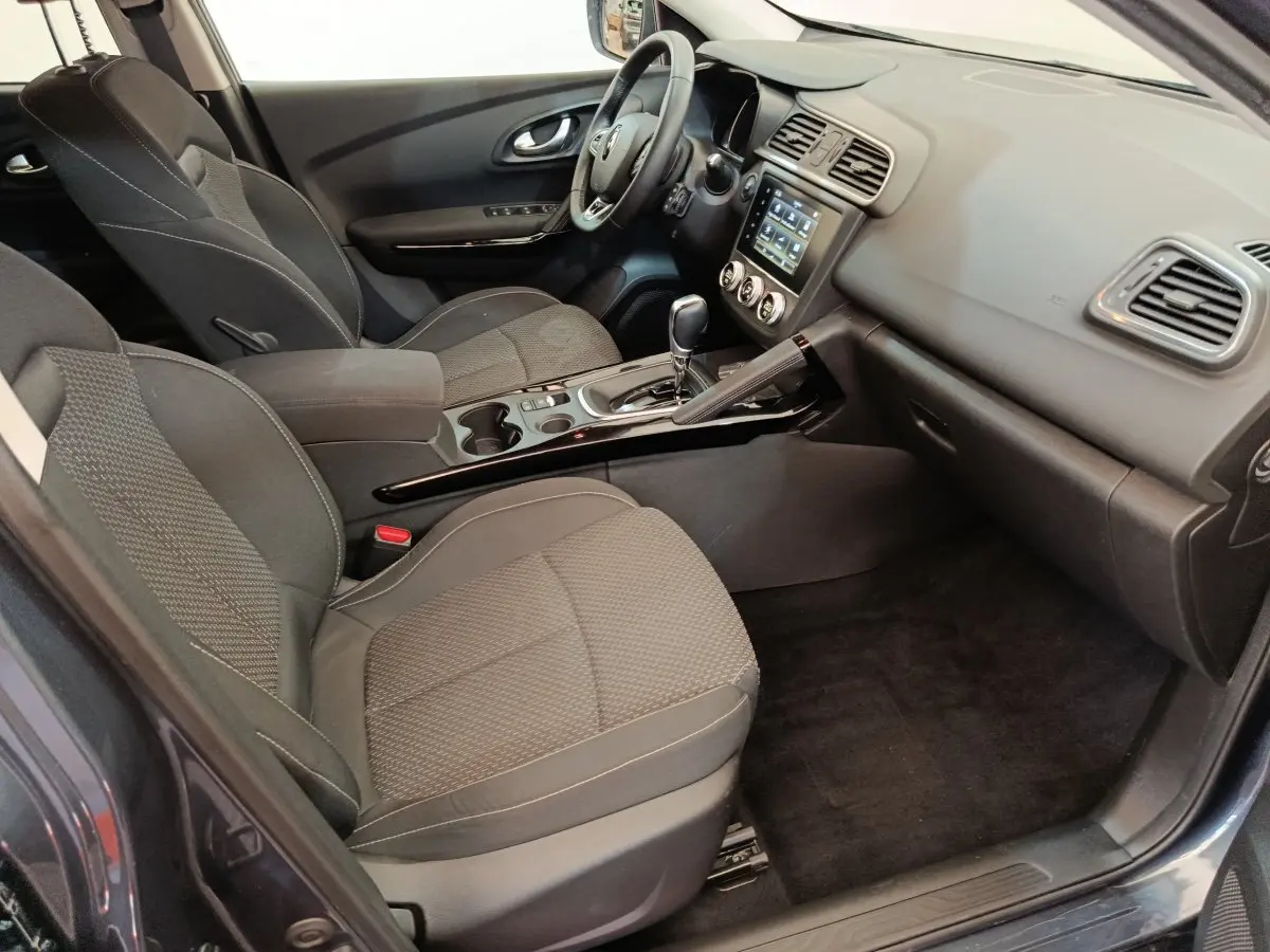 Vue intérieure côté passager du Renault Kadjar Business Blue dCi 115 EDC 2022, sièges tissu gris et console centrale noire.