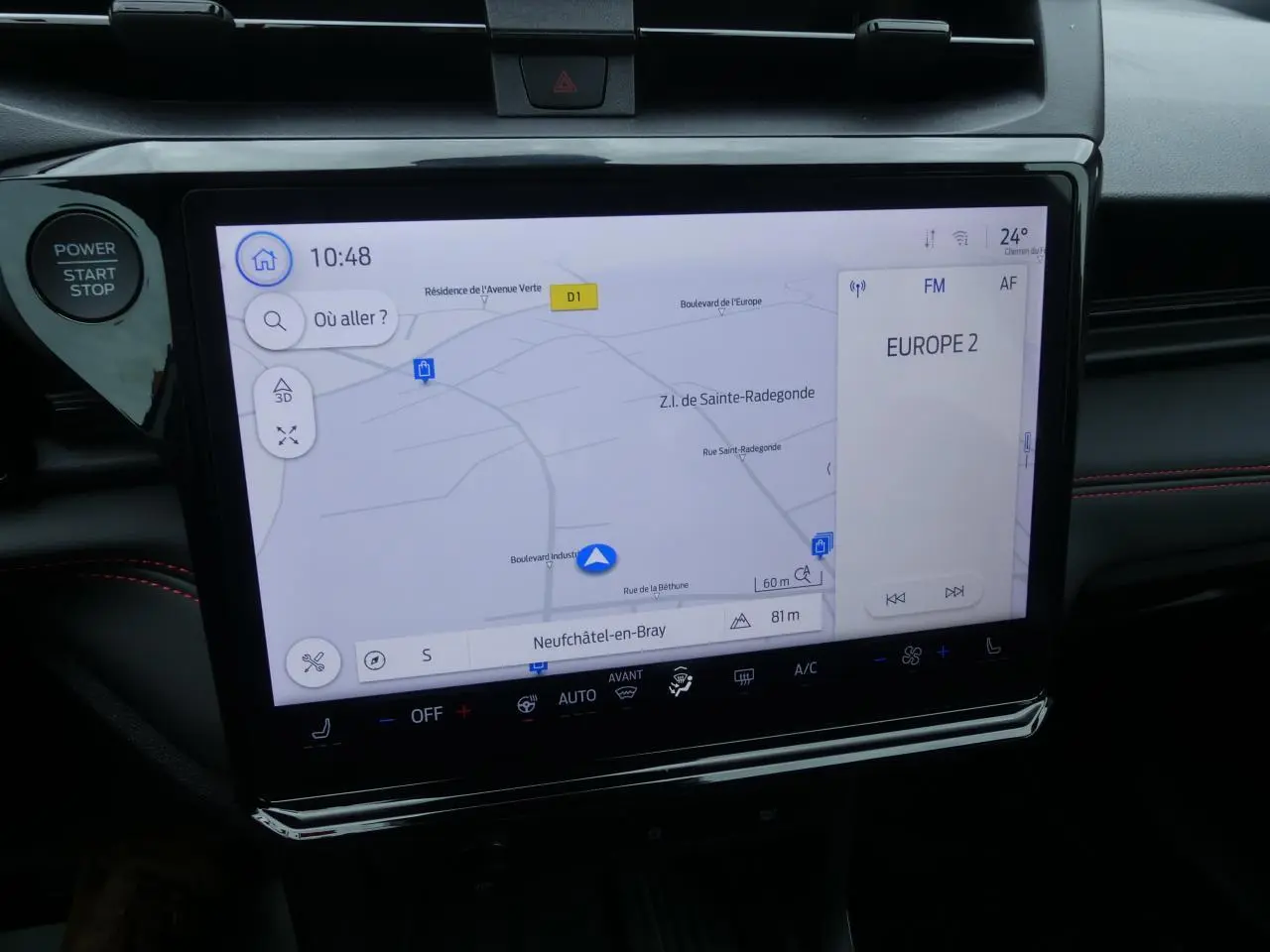 Écran tactile 12 pouces du système SYNC 4 du Ford Puma 2025, affichant navigation et radio FM.