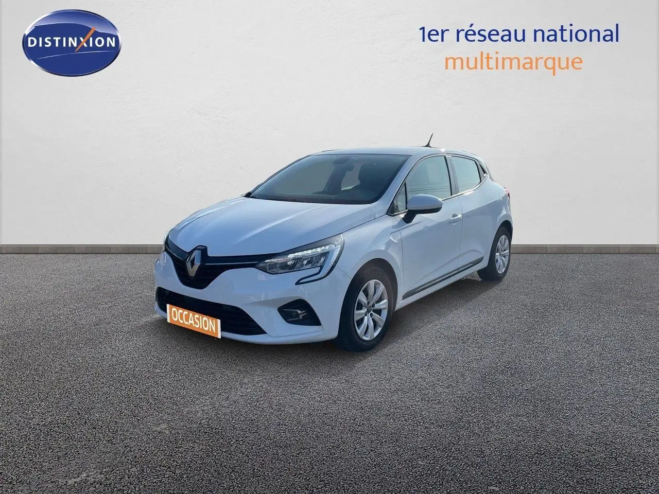 Renault Clio Société blanc glacier vue 3/4 avant droit avec phares LED et calandre noire brillante.