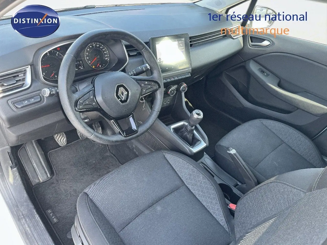 Intérieur de la Renault Clio Société 2020, vue côté conducteur, volant multifonction et console centrale avec écran tactile.