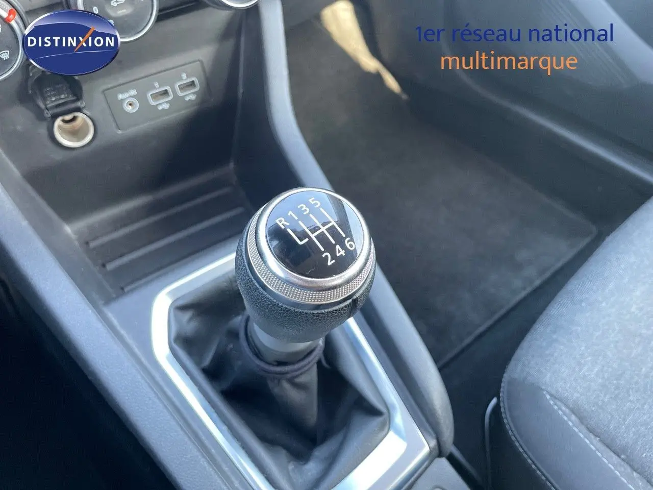 Le levier de vitesse manuel 6 rapports de la Renault Clio Société 2020, avec console noire et sièges gris.