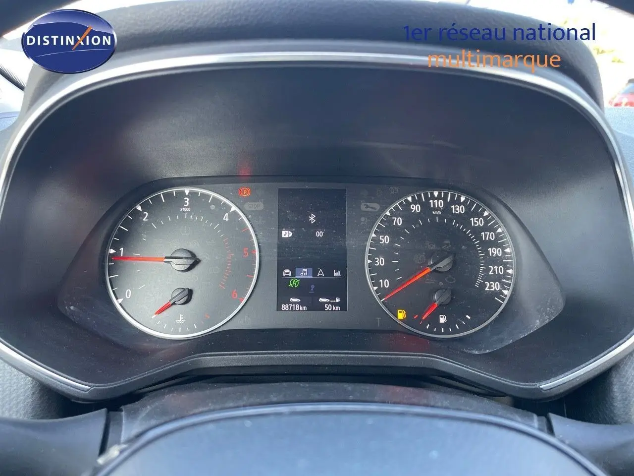 Vue rapprochée du tableau de bord de la Renault Clio Société blanc glacier, affichant compte-tours et vitesse digitale.