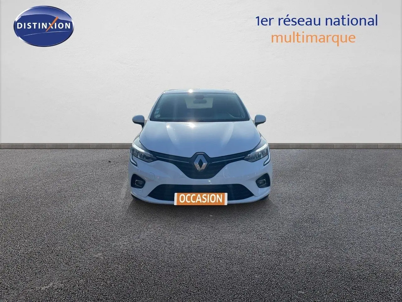 Vue frontale d'une Renault Clio Société blanche Glacier, avec phares LED et plaque "OCCASION" visible.