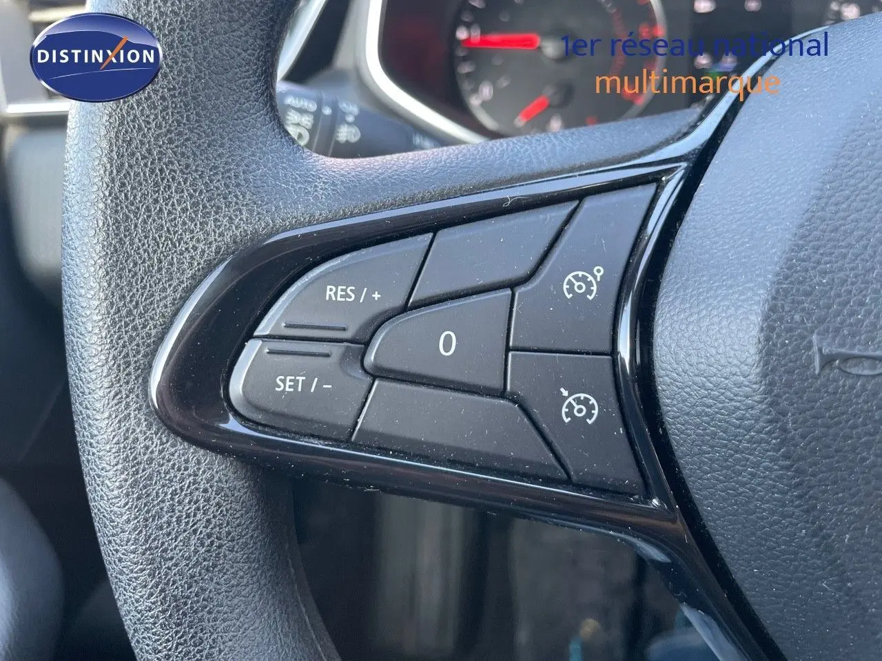 Gros plan sur les commandes du régulateur de vitesse au volant d'une Renault Clio Société blanche Glacier de 2020.