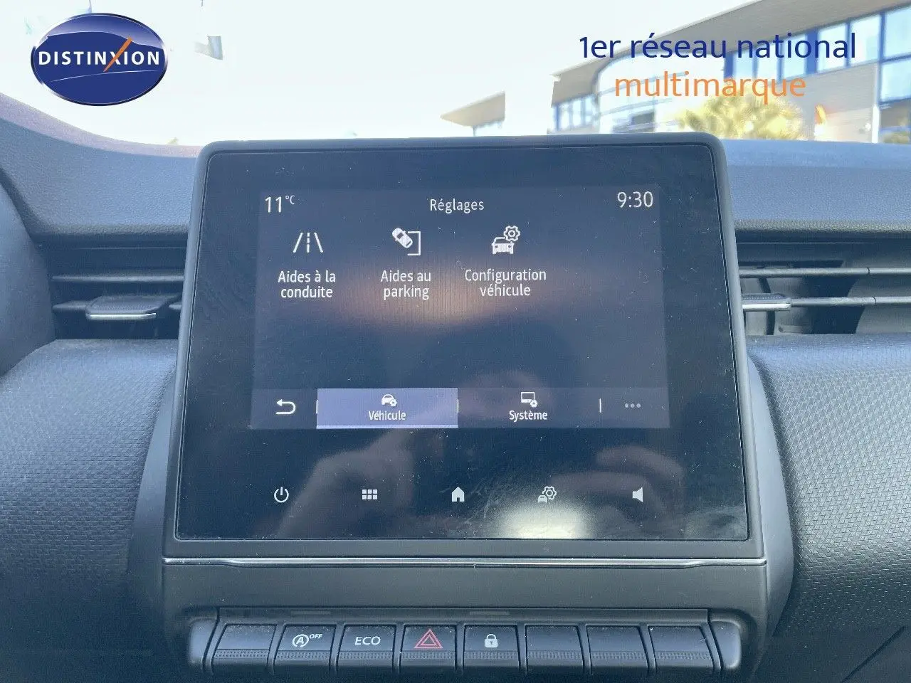 Écran tactile central du tableau de bord de la Renault Clio Société blanc glacier, affichant les réglages d'aide à la conduite.