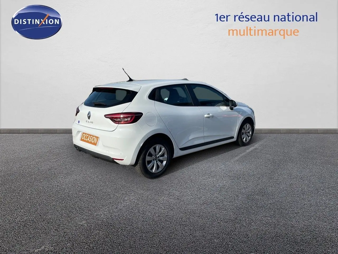 Renault Clio Société blanc glacier vue 3/4 arrière droit sur fond neutre avec feux LED distinctifs.