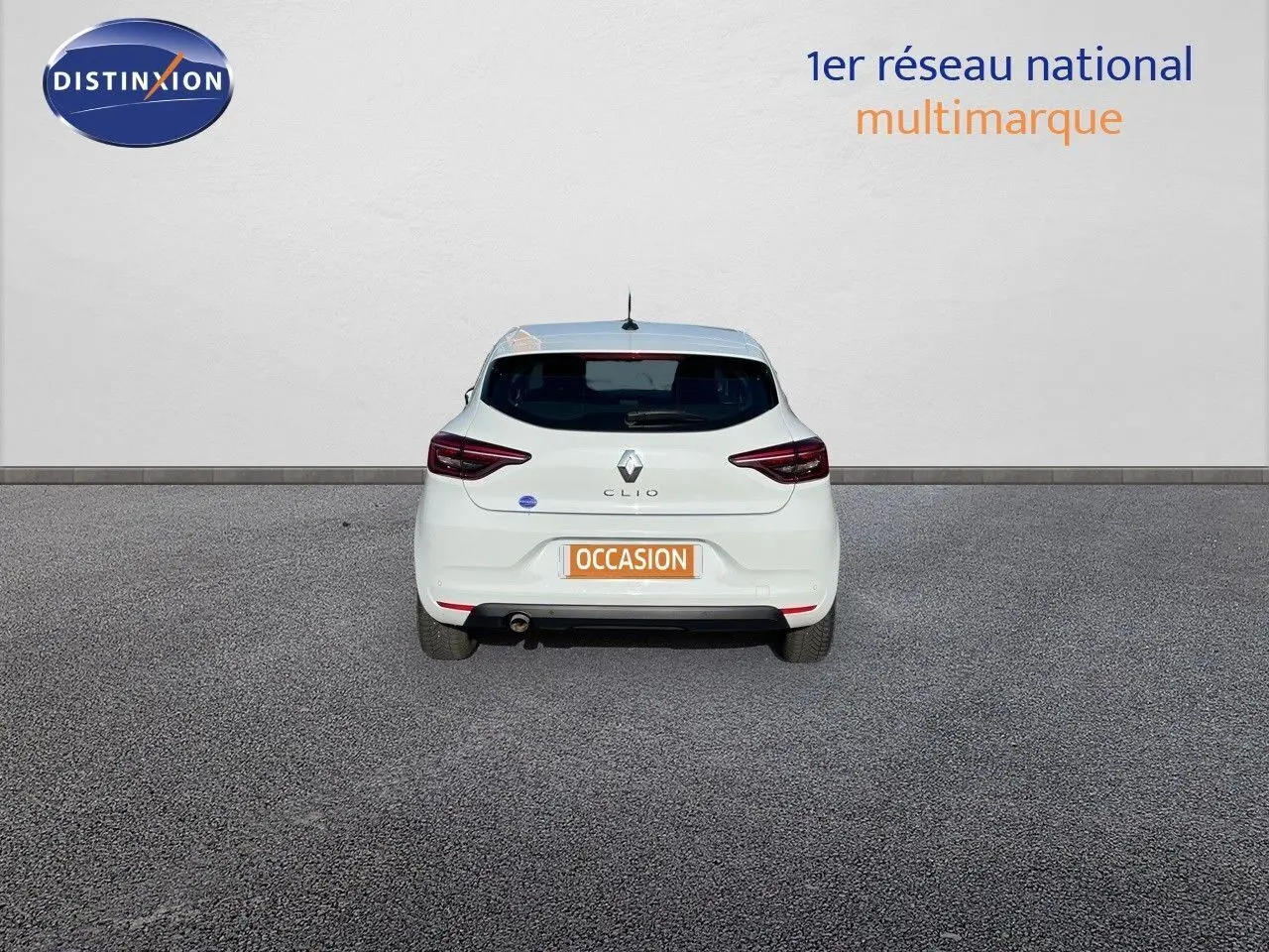 Vue arrière d'une Renault Clio Société blanc glacier 2020 avec feux LED et plaque d'occasion visible.