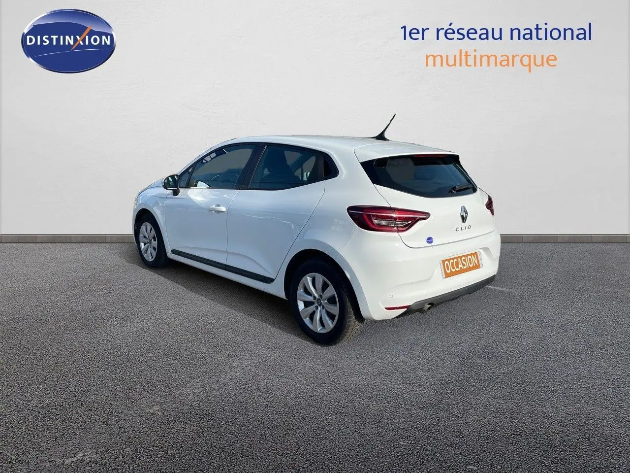 Renault Clio Société blanc glacier vue 3/4 arrière droit, avec feux LED et jantes alliage visibles.