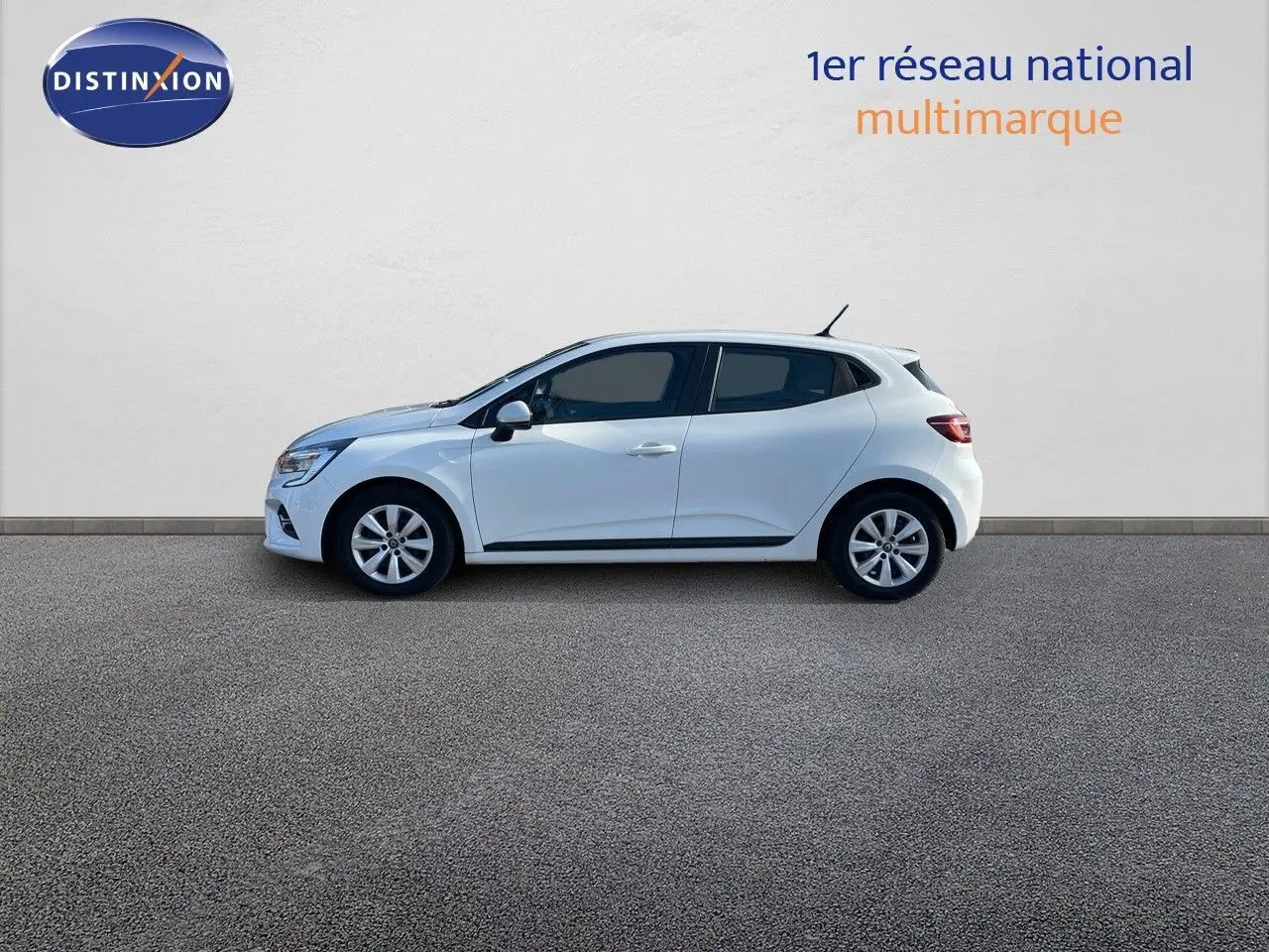 Profil côté gauche d'une Renault Clio Société blanc glacier de 2020, avec jantes alliage et vitres teintées.