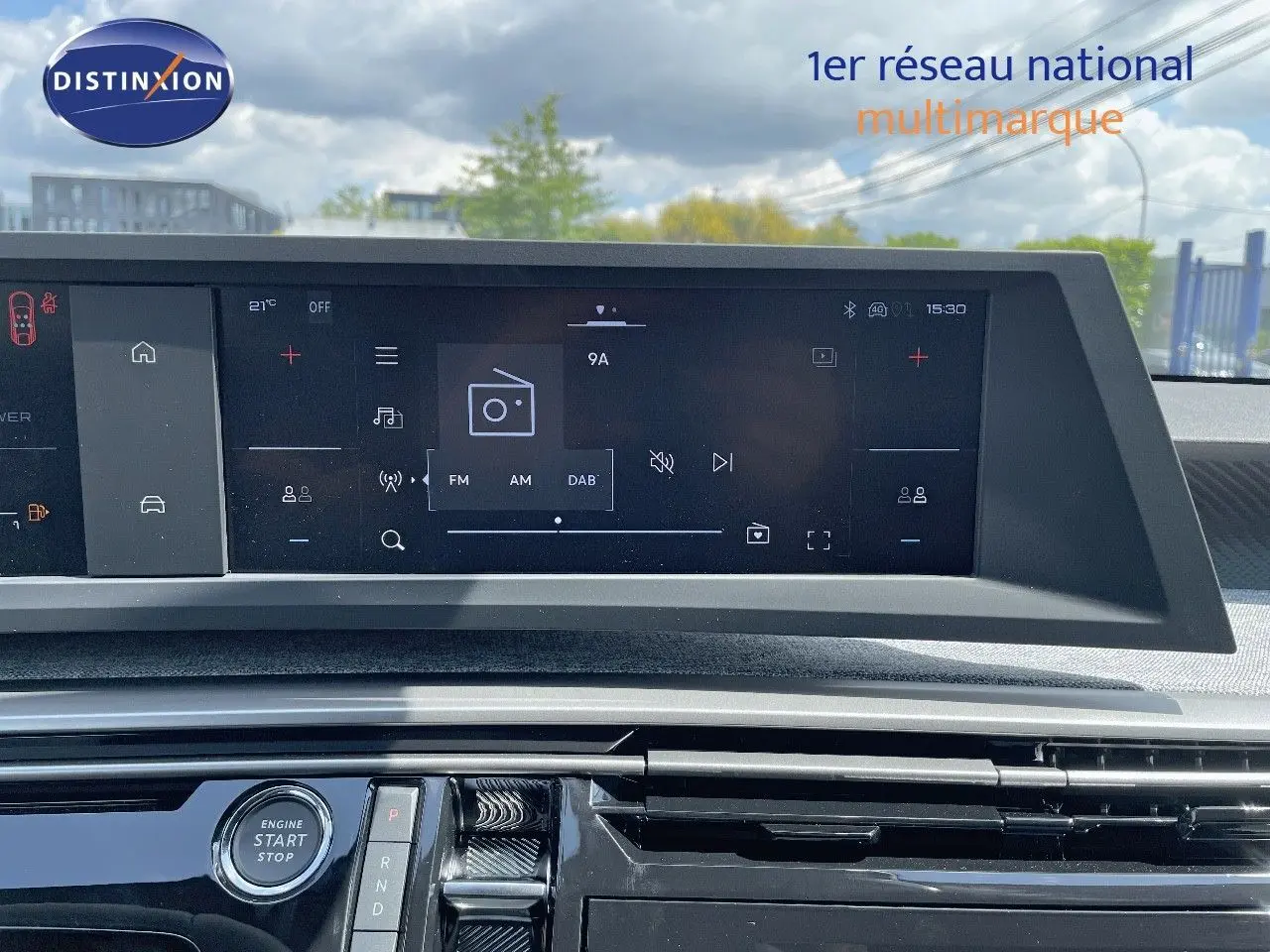 Tableau de bord du Peugeot 3008 Hybrid 136ch Allure 2025 avec écran tactile et bouton start/stop en vue frontale.
