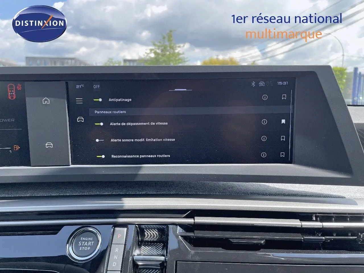 Tableau de bord du Peugeot 3008 Hybrid bleu Ingaro, affichant les réglages d'assistance à la conduite sur l'écran central.