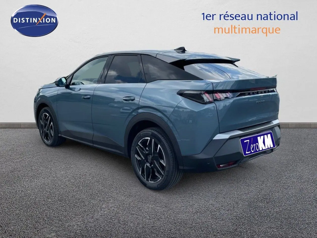 Vue 3/4 arrière droite d'un Peugeot 3008 Hybrid bleu Ingaro métal avec jantes noires et toit noir.