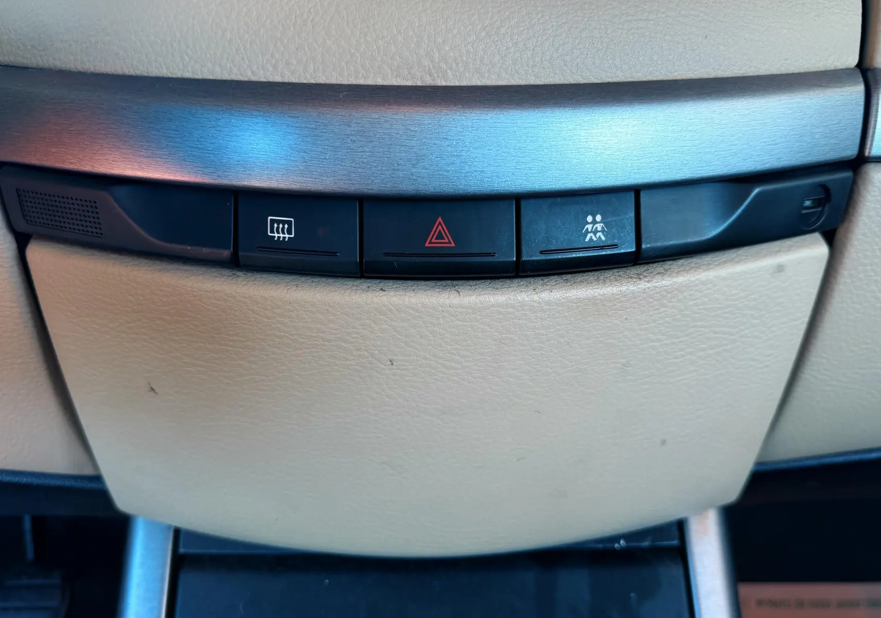 Boutons de commandes du tableau de bord beige du Renault Avantime gris, avec alerte, dégivrage et sécurité passagers.