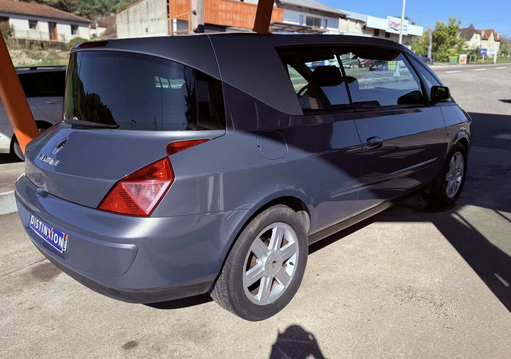 Renault Avantime gris vue 3/4 arrière droit, avec ses lignes anguleuses et vitres teintées caractéristiques.