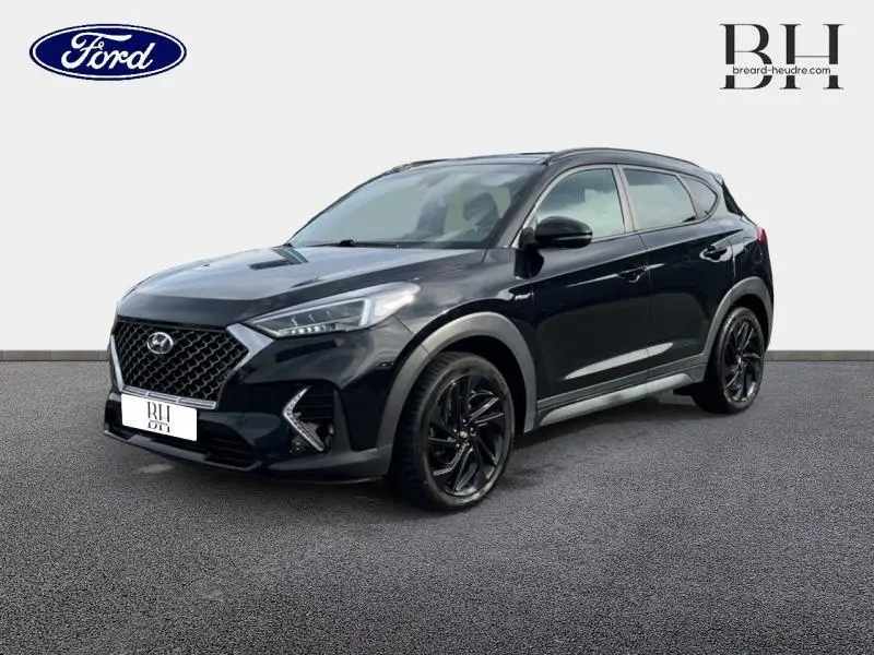 Hyundai Tucson Phantom Black Métal vu en 3/4 avant droit, avec calandre noire et jantes alliage noires brillantes.