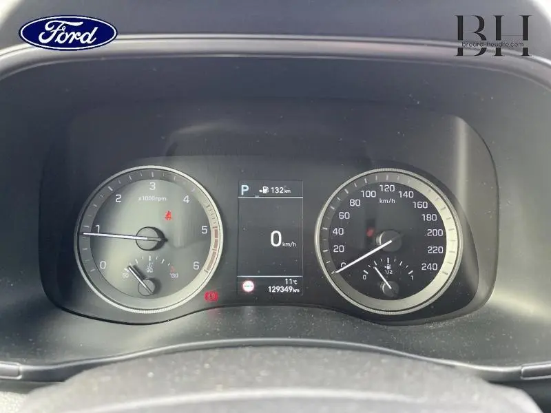 Tableau de bord du Hyundai Tucson Phantom Black, affichage numérique au centre avec compte-tours et vitesse en km/h.